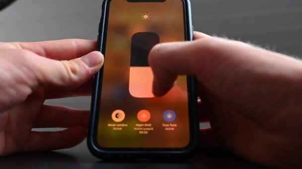 Ein Handynutzer Ändert Die Helligkeit Seines Telefons Den Einstellungen Die — Stockvideo