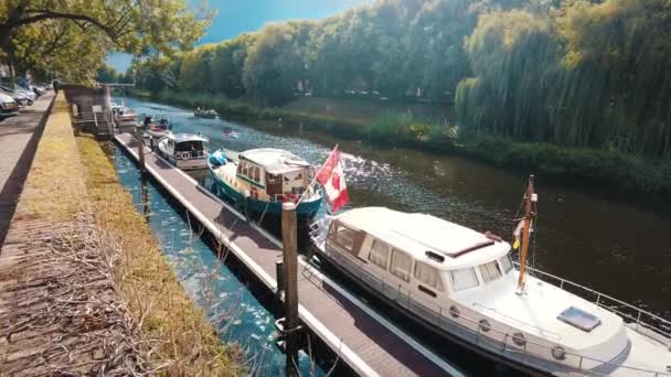 Förtöjda Båtar Vid Kajen Bosch Kanadensisk Flagga Hängande Holländsk Sommar — Stockvideo