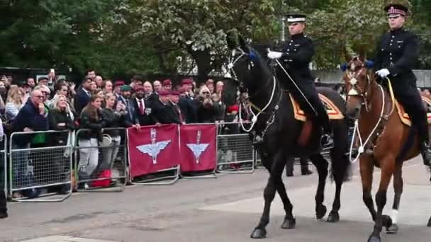 スコットランド軍 クイーンズ葬儀のためのハイドパークを通ってバッキンガム宮殿に向かって馬に乗って ロンドン イギリス — ストック動画