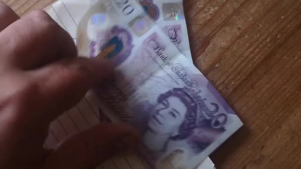 Menghitung Tangan Uang Kertas Inggris Membayar Daftar Anggaran Tunai Dari — Stok Video