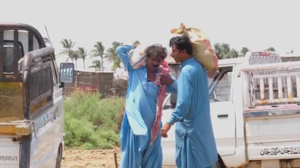 Twee Pakistaanse Mannetjes Die Buiten Hun Schouders Liggen Tijdens Het — Stockvideo