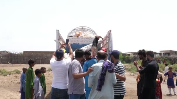 Een Groep Mensen Wacht Achter Vrachtwagen Het Overstromingskamp Sindh Langzame — Stockvideo
