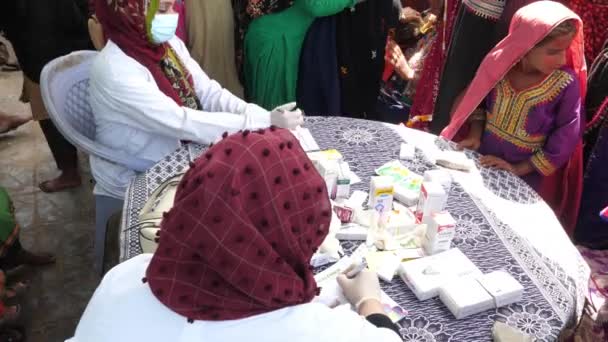Pohled Skupinu Žen Čekajících Pomoc Lékaře Povodňovém Táboře Sindh Pomalý — Stock video