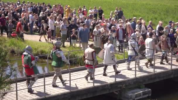 Locales Turistas Ven Desfile Actores Disfrazados Para Recrear Batallas Medievales — Vídeo de stock