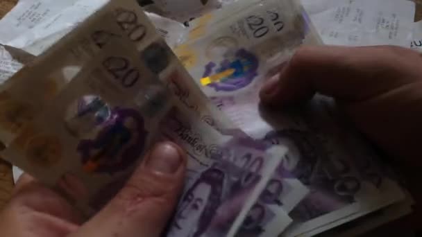 Ręczne Liczenie Stosu Funtów Banknotów Koszt Koncepcji Życia — Wideo stockowe