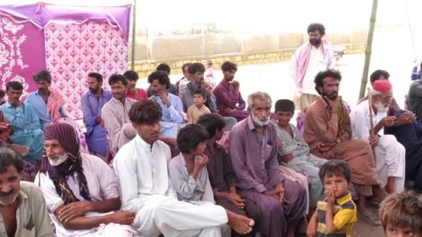 Locals Sindh Seated Make Shift Camp Waiting Seen Flood Relief — Stock Video