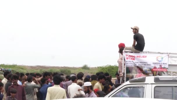 Pequena Multidão Que Rodeia Caminhão Alívio Alimentos Sindh Câmera Lenta — Vídeo de Stock