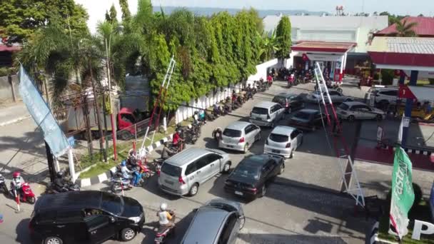 Yogyakarta Indonesia Septiembre 2022 Vista Los Vehículos Reabastecimiento Combustible Gasolinera — Vídeo de stock