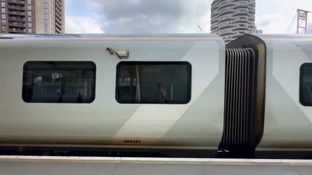 Thameslink Trem Que Chega Plataforma Londres Estação Ferroviária — Vídeo de Stock