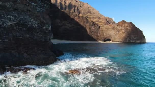 Létání Nad Vlnami Oceánu Směrem Písečné Pláži Pobřeží Pali Kauai — Stock video