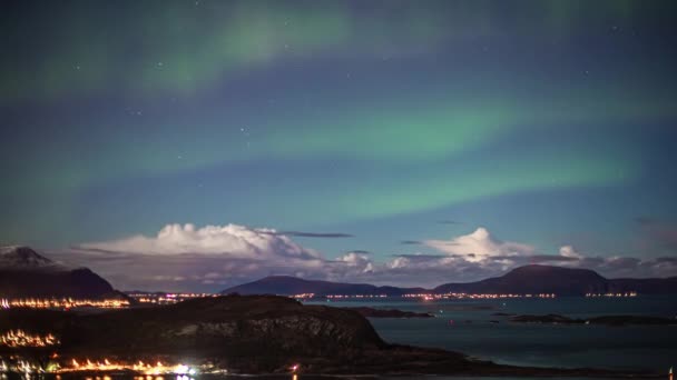 Yeşil Aurora Borealis Değişen Bulutlar Alesund Norveç Üzerinde Zaman Kayması — Stok video