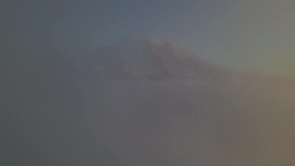 Flyger Genom Molnen Avslöjar Den Episka Utsikten Över Mount Rainier — Stockvideo