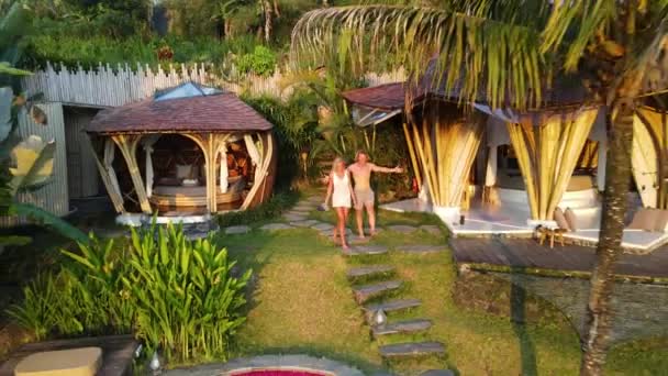 Młoda Zakochana Para Bawiąca Się Ogrodzie Balijskiego Kurortu Różanym Jacuzzi — Wideo stockowe