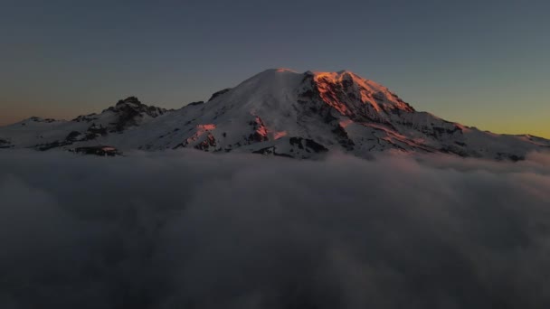 Luftaufnahme Des Vulkans Mount Rainier Bei Sonnenuntergang Über Den Wolken — Stockvideo