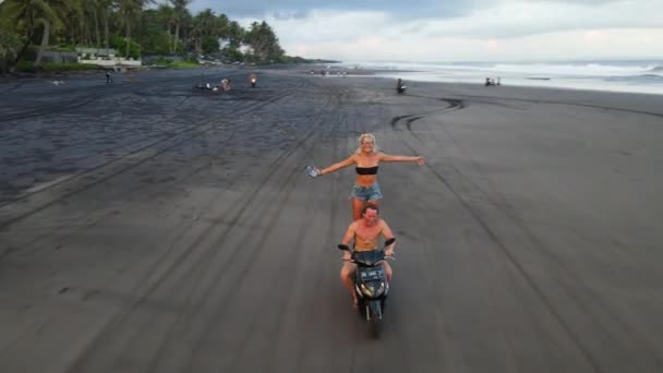 Junges Paar Hat Spaß Beim Gemeinsamen Rollerfahren Strand Des Ozeans — Stockvideo