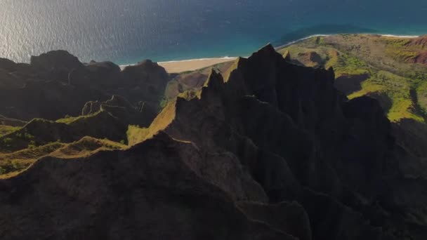 KauaiのNa Pali海岸にあるKalalau Valleyの崖の鋭いエッジの尾根の上のドローンビュー 江家州立公園 — ストック動画