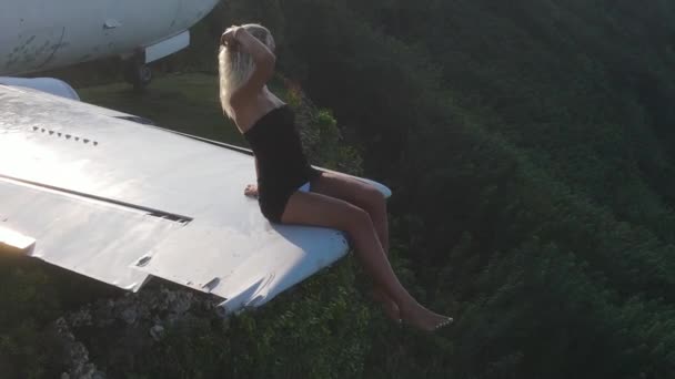 Zbliżenie Drone Strzał Sexy Dziewczyna Przystojny Mężczyzna Skrzydle Opuszczony Samolot — Wideo stockowe