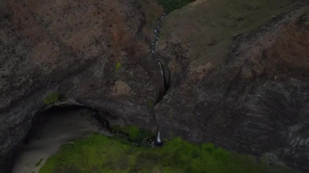 カウアイ島のナパリ海岸線に滝のある海岸岩の空中ドローンビュー — ストック動画