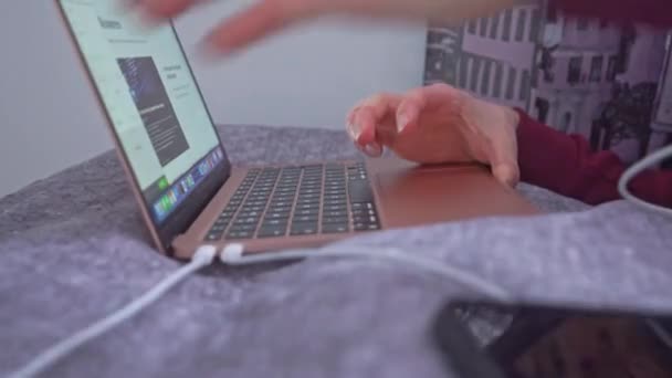 Молодий Чоловік Підстрибує Ліжко Робить Швидкий Пошук Інтернеті — стокове відео