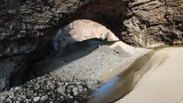 Fpv Drone Przelatujący Przez Naturalny Tunel Jaskiniowy Skałach Kierunku Piaszczystej — Wideo stockowe