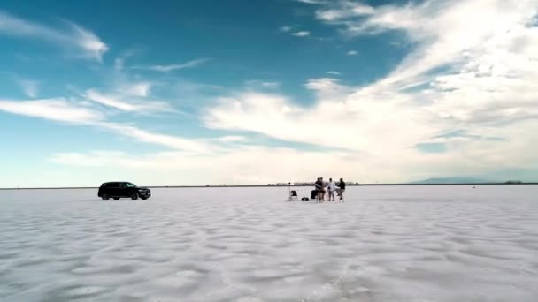 Cinemática Orbitando Alrededor Equipo Filmación Una Entrevista Una Zona Remota — Vídeo de stock