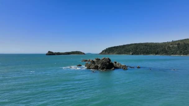 Voo Sobre Recifes Rochosos Cape Hillsborough Direção Wedge Island — Vídeo de Stock