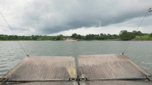 Barcaza Viajera Acerca Una Isla Río Tranquilo Afram Cloudy Day — Vídeos de Stock