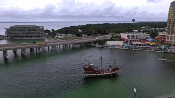 Літаючий Безпілотний Літальний Апарат Правого Борту Піратського Корабля Прибуває Порту — стокове відео