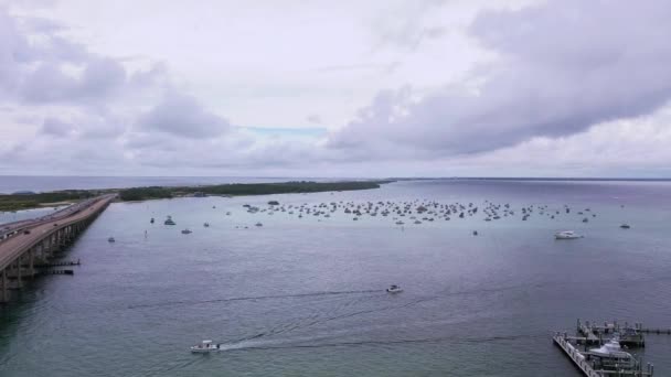 カニ島のすべてのボートに向かってデスティンFl橋の側面を飛んで空中ビュー — ストック動画