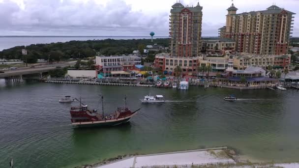 Vista Aérea Del Barco Pirata Que Entra Puerto Destin Harborwalk — Vídeo de stock