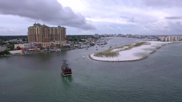 Вид Повітря Піратський Корабель Прилітає Гавань Селище Дестін Флорида — стокове відео