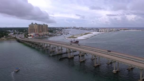 Політ Через Міст Дестін Напрямку Порту Піратський Корабель Прибуває Харборуей — стокове відео