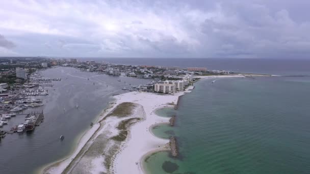 Destin Fl港の非常に高いドローンの空の景色と通過と桟橋を見るための右へのパンニングそしてOkaloosa島へ — ストック動画