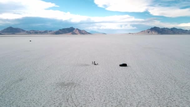 Filmový Natáčení Záběru Filmového Štábu Natáčení Rozhovoru Uprostřed Bonneville Solné — Stock video