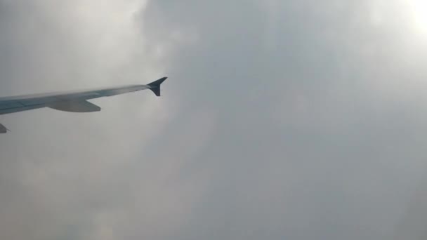 Avioneta Volando Través Las Nubes Vista Del Pasajero Desde Ventana — Vídeo de stock