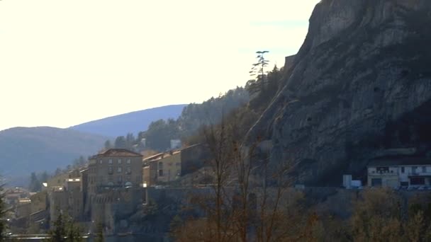法国西斯特朗市 其上方有城堡 — 图库视频影像