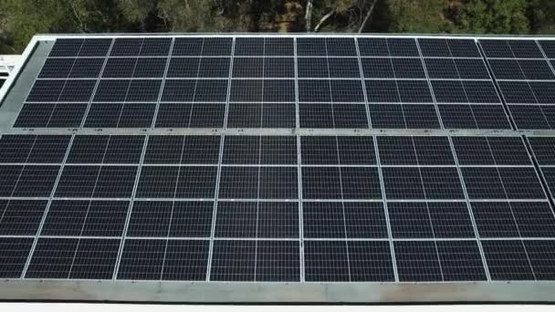 Reihen Von Sonnenkollektorzellen Die Energie Auf Einem Gebäude Erzeugen Luftaufnahme — Stockvideo