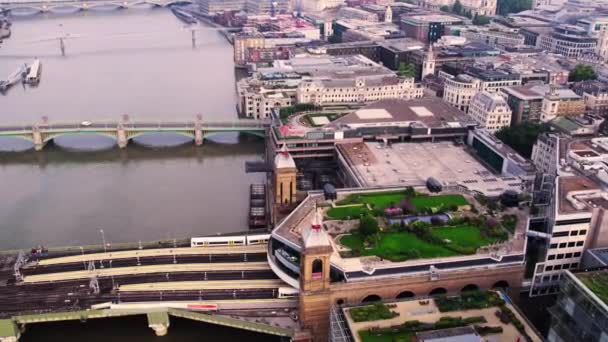 ロンドンイギリス キャノン ストリート鉄道橋とテムズ川駅の空中写真ドローン ショット — ストック動画