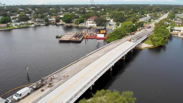 Drone Video Bridge修復クルーは 夏の晴れた日にフロリダ州サンクトペテルブルクの40番街橋で働いています — ストック動画