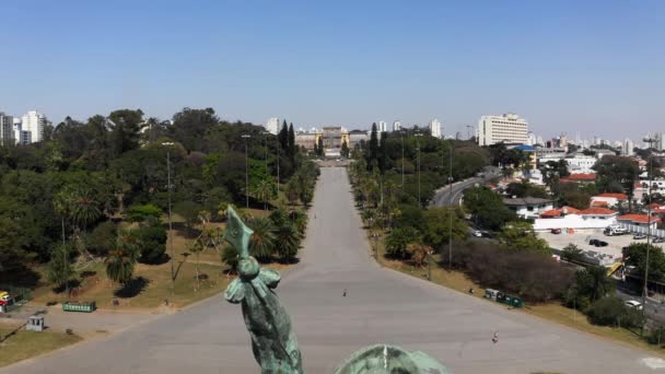 在独立公园的独立纪念碑 Monumento Independncia 和伊庇兰加博物馆 Ipiranga Museum 的背景下 朝下俯瞰独立纪念碑的空中拍摄 — 图库视频影像