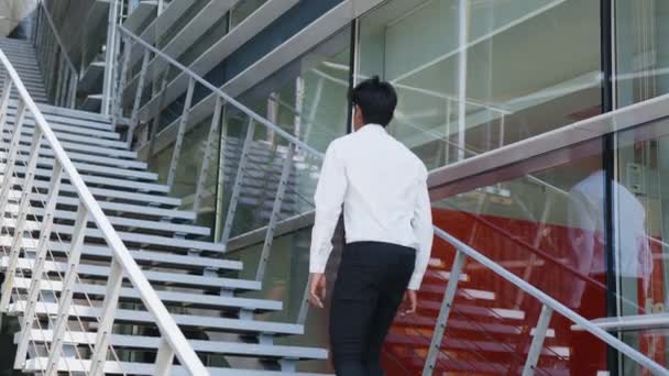 Demotivierter Banker Der Die Bürotreppe Hochgeht Blick Auf Seine Füße — Stockvideo