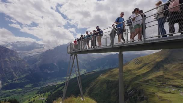 Emberek Képeket Készítenek Első Sziklasétáltatásról Grindelwaldban Svájcban — Stock videók