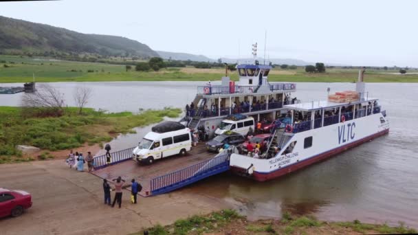 Passagiers Voertuigen Aan Boord Vrachtschip Reizen Rivier Afram Ghana — Stockvideo