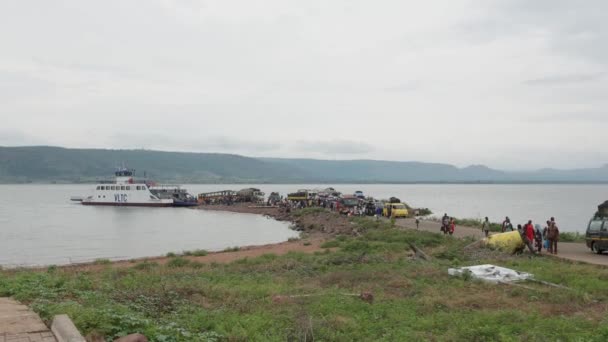 Passagiere Und Fahrzeuge Beim Ausschiffen Von Frachtschiffen Auf Eine Insel — Stockvideo