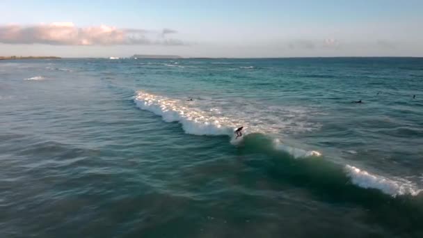 Drone Disparo Surfista Montando Una Ola Las Islas Galápagos — Vídeo de stock