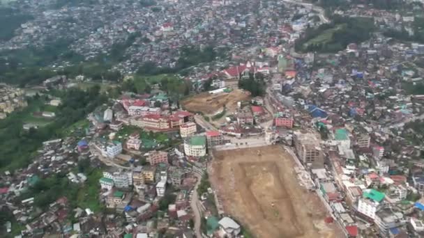 Pemandangan Udara Dari Konstruksi Kota Perbukitan Yang Padat Dari Tempat — Stok Video