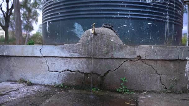 Abrir Agua Limpia Del Grifo Vertiendo Agua Los Residuos — Vídeo de stock