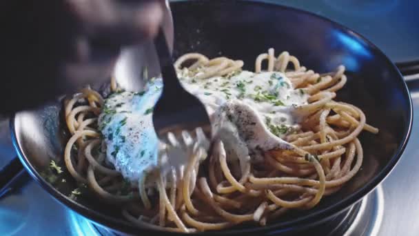 プレートで提供されるタンパク質豊富なギリシャのヨーグルトスパゲティを攪拌 閉めて — ストック動画