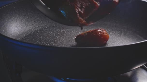 Filet Piersi Kurczaka Przyprawiony Ziołami Przyprawami Podgrzanej Patelni Olejem Zbliżenie — Wideo stockowe