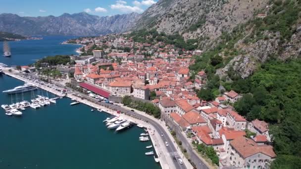 Cidade Velha Kotor Montenegro Estabelecendo Drone Shot Porto Medieval Baía — Vídeo de Stock